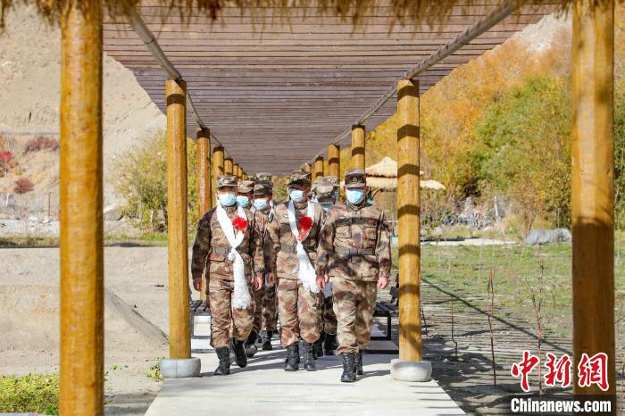 圖為(wei) 什布奇邊防連退伍老兵臨(lin) 別前再看一眼連隊。　劉曉東(dong)  攝
