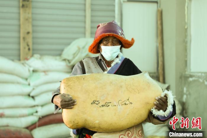 圖為(wei) 茶措村牧區改革合作社酥油分紅現場。　索朗仁青 攝