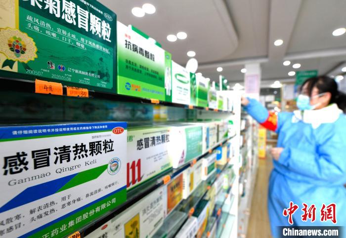 12月7日，拉薩宇拓路一藥店工作人員正在整理店內(nei) 的感冒類藥品。　李林 攝