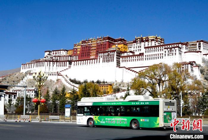 12月7日，一輛公交車從(cong) 拉薩市城關(guan) 區北京中路駛過。　李林 攝