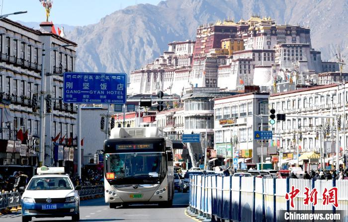 12月7日，一輛公交車從(cong) 拉薩市城關(guan) 區北京東(dong) 路駛過。　李林 攝