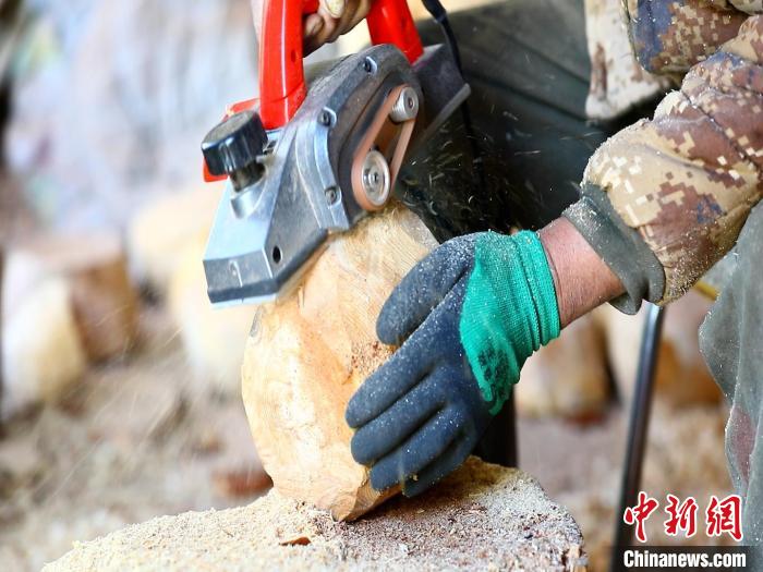 圖為(wei) 手工藝人正在製作木碗。　德吉 　攝