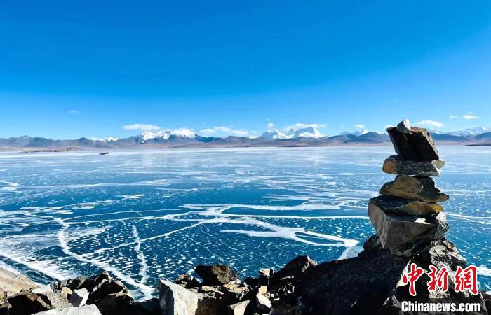 圖為(wei) 普瑪江塘鄉(xiang) 境內(nei) 的雪山、冰湖美景。　浪卡子縣網信辦供圖
