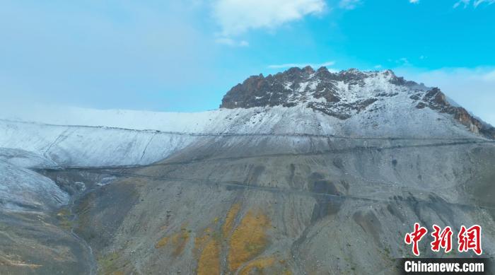 圖為(wei) 邊壩縣降雪時夏貢拉山段路況。　邊壩縣融媒體(ti) 中心供圖