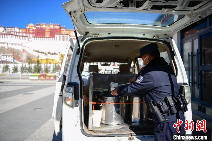 圖為(wei) 1月23日，布達拉宮廣場派出所民警正在打午飯。　貢嘎來鬆 攝