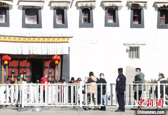 圖為(wei) 1月23日，布達拉宮廣場派出所民警正在引導遊客。　貢嘎來鬆 攝