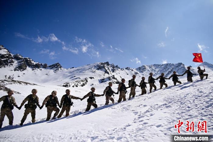 西藏軍(jun) 區山南軍(jun) 分區某邊防團踏雪巡邊國旗揚