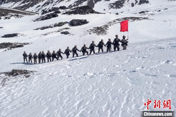 春節期間，西藏軍(jun) 區山南軍(jun) 分區某邊防團官兵踏雪巡邊。　旦增晉美 攝