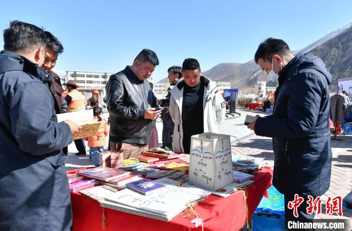 圖為(wei) 展銷會(hui) 現場。　貢嘎來鬆 攝