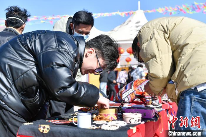 圖為(wei) 展銷會(hui) 現場。　貢嘎來鬆 攝