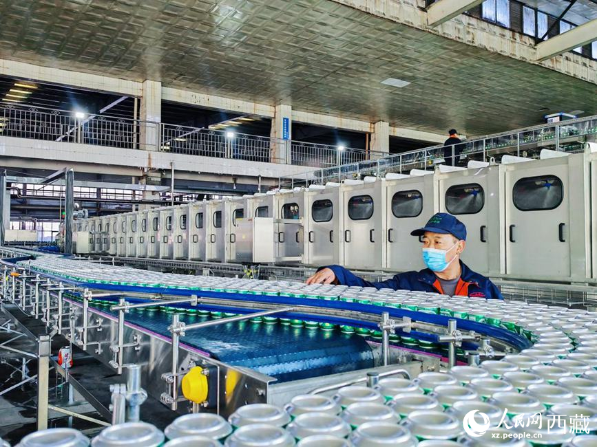 技術人員在生產(chan) 線上檢查產(chan) 品。人民網 李海霞攝