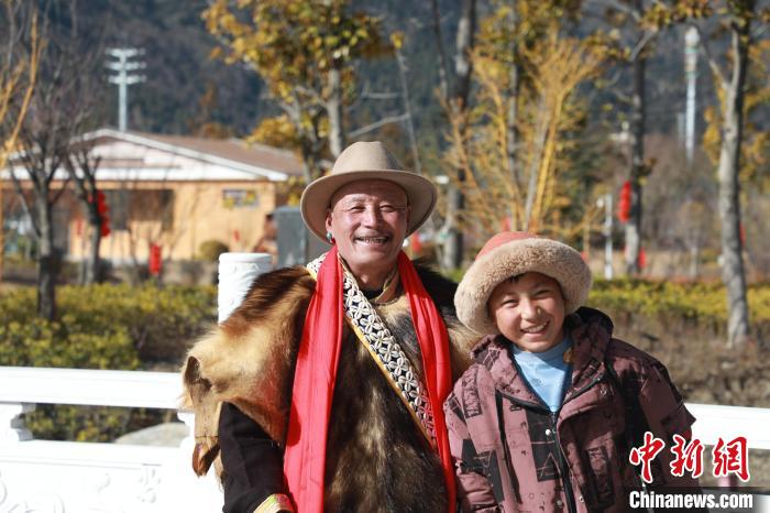 圖為(wei) 林芝市巴宜區布久鄉(xiang) 仲果村村民桑傑與(yu) 孫子一起參加藏曆新年活動。　張力 攝