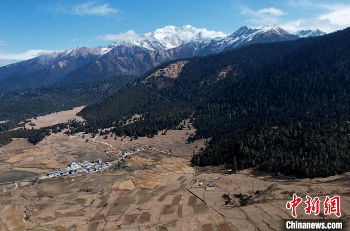 2月17日，西藏林芝魯朗小鎮周邊雪山與(yu) 牧場。(無人機照片) 李林 攝