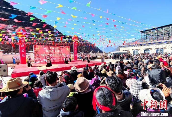 文藝活動全景。　芒康縣委宣傳(chuan) 部供圖