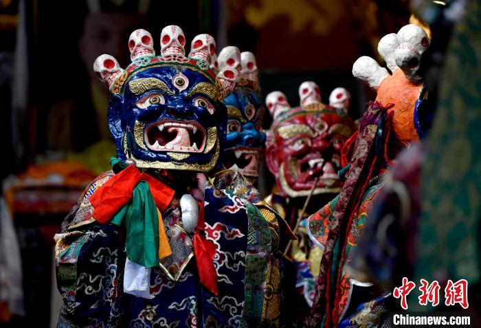 2月19日，楚布寺僧人們(men) 佩戴麵具準備參加跳神活動。　李林 攝