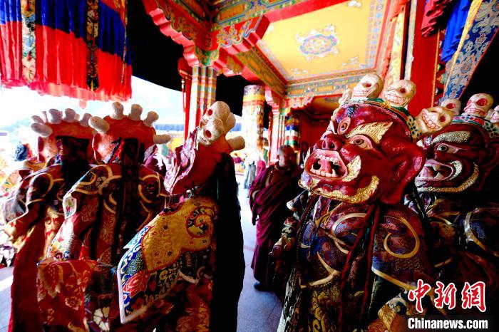 2月19日，楚布寺僧人們(men) 佩戴麵具準備參加跳神活動。　李林 攝