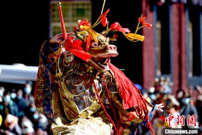 2月19日，楚布寺僧人佩戴麵具參加跳神活動。　李林 攝