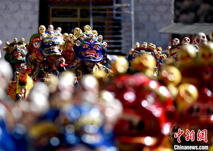 2月19日，楚布寺僧人們(men) 佩戴麵具參加跳神活動。　李林 攝