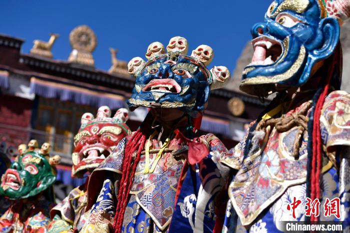 2月19日，楚布寺僧人們(men) 佩戴麵具參加跳神活動。　李林 攝