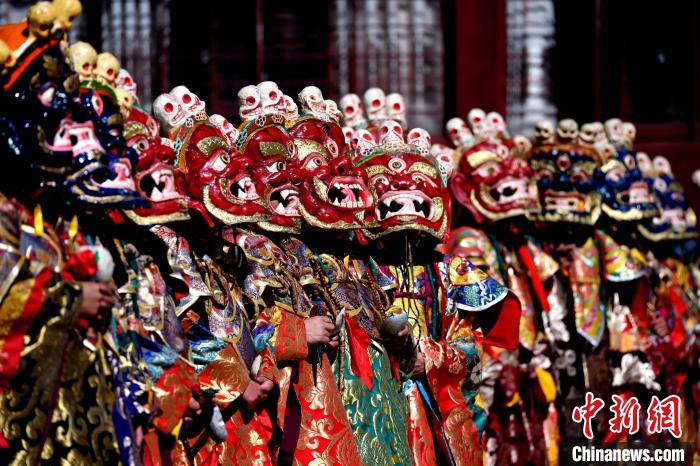 2月19日，楚布寺僧人們(men) 佩戴麵具參加跳神活動。　李林 攝