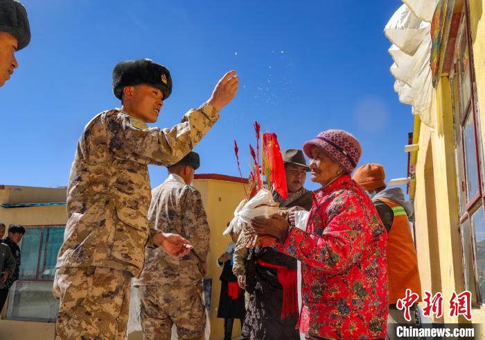 西藏阿裏軍(jun) 分區慰問駐地群眾(zhong) 共迎藏曆新年