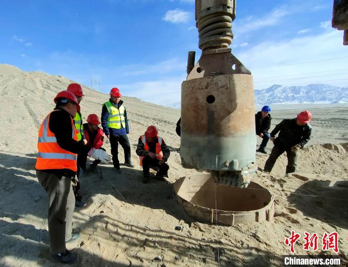 國道109宗格公路項目跨青藏鐵路轉體(ti) 橋首樁完成澆灌