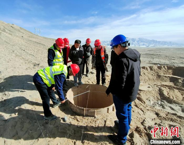 圖為(wei) 施工人員檢查樁基護筒中心位置。　劉益航 攝