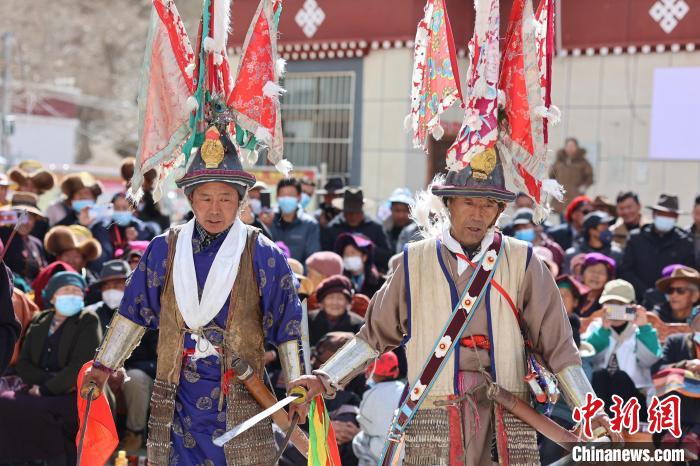 圖為(wei) 兩(liang) 位藝人表演瓊結“果孜”舞。　倫(lun) 珠澤仁 攝