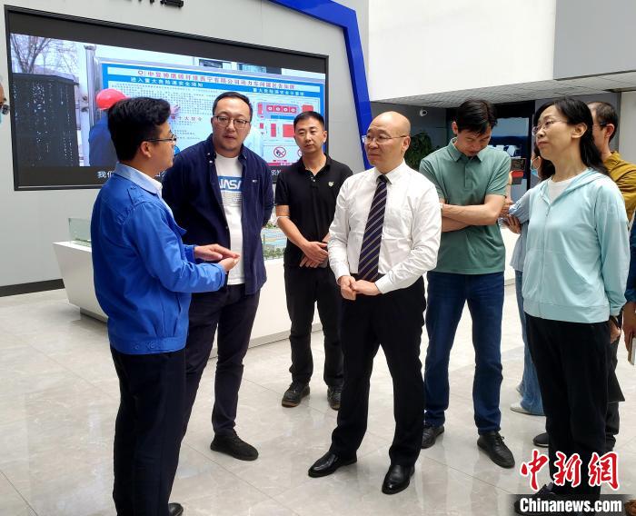 圖為(wei) 全國政協委員、農(nong) 工黨(dang) 青海省委主委王昆(中)在企業(ye) 調研。　郭滿福 供圖