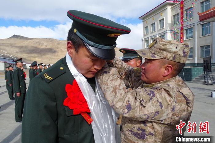 卸下軍(jun) 銜等標識。　劉俊輝 攝