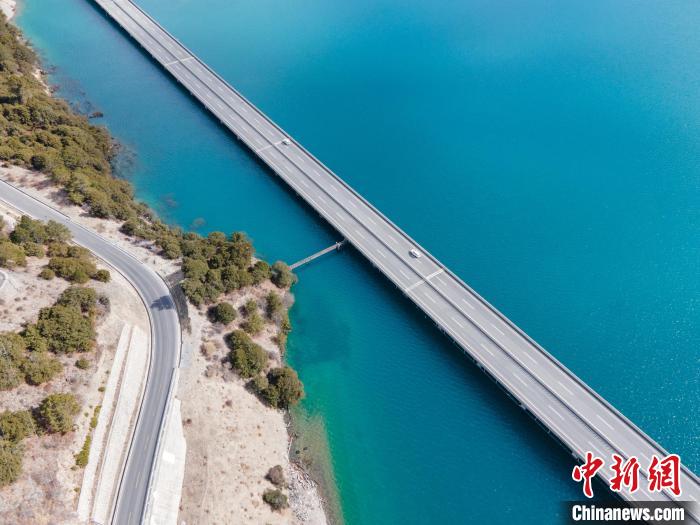 圖為(wei) 西藏林拉高等級公路多布湖段風光。　江飛波 攝