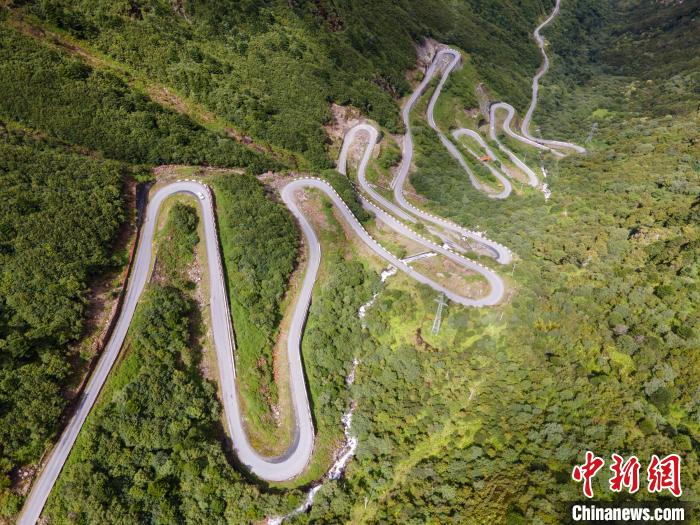 圖為(wei) 西藏山南錯那縣的盤山公路，錯那縣被命名為(wei) 全國“四好農(nong) 村路”示範縣。　江飛波 攝