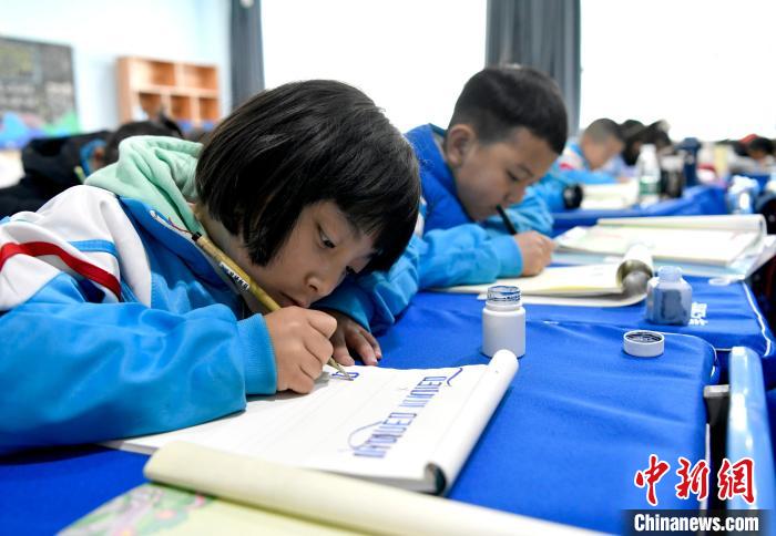 3月14日，西藏拉薩市第一小學一年級六班的學生們(men) 在藏語文課上書(shu) 寫(xie) 藏文。　李林 攝
