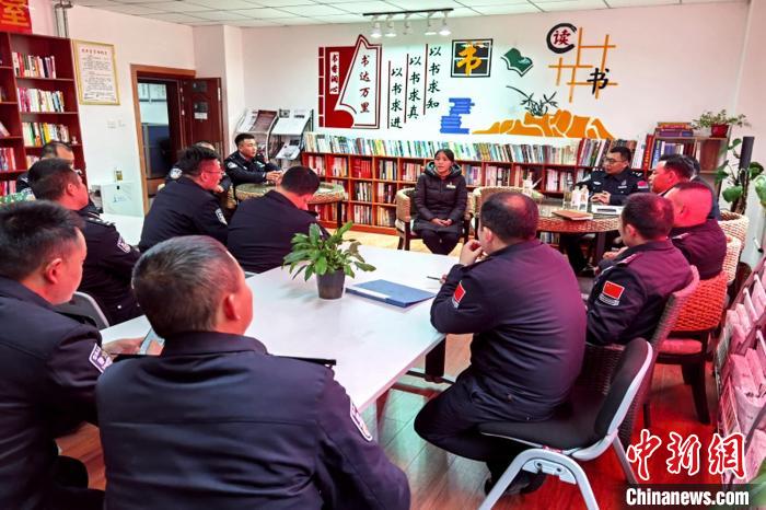 圖為(wei) 亞(ya) 東(dong) 出入境邊防檢查站民警與(yu) 銀行業(ye) 務人員進行金融知識深入交流。　胡利媛 攝