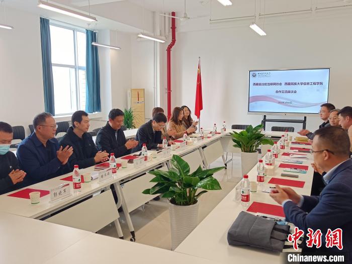 圖為(wei) 座談會(hui) 議現場。　格桑 攝