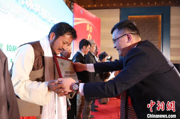 圖為(wei) 拉薩市銀企對接洽談會(hui) 現場。　格桑倫(lun) 珠 攝