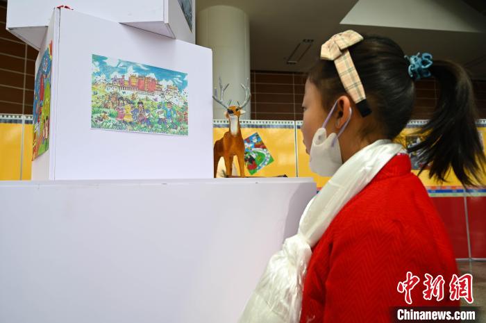 圖為(wei) 學生參觀繪畫展。　趙朗 攝