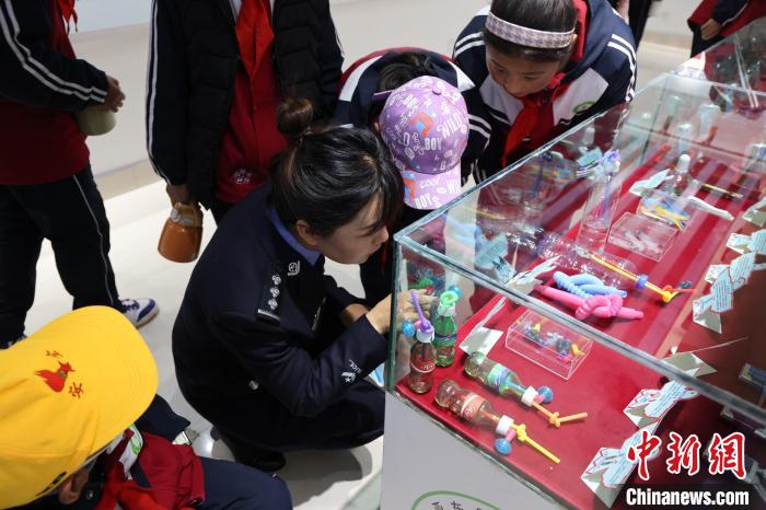 圖為(wei) 亞(ya) 東(dong) 邊檢站民警為(wei) 駐地小學生開展禁毒教育。　胡利媛 攝