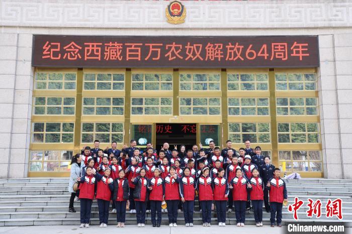 圖為(wei) 亞(ya) 東(dong) 邊檢站民警代表與(yu) 駐地小學師生代表合影留念。　胡利媛 攝