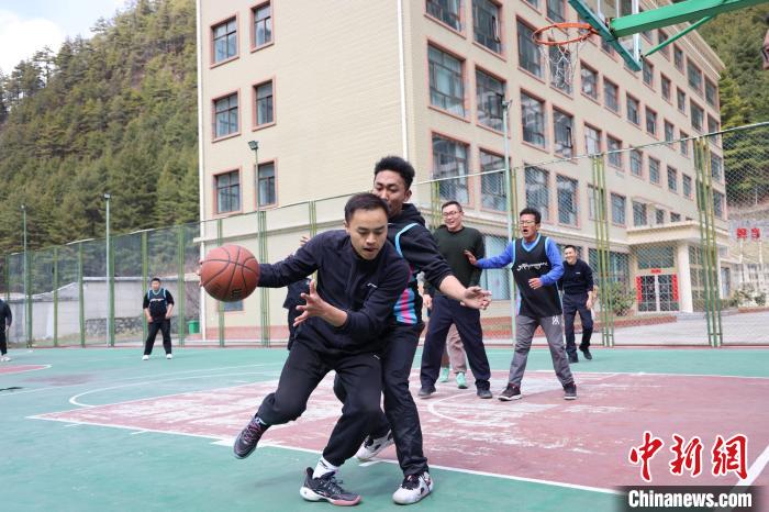 圖為(wei) 亞(ya) 東(dong) 邊檢站民警與(yu) 駐地農(nong) 業(ye) 銀行代表開展籃球友誼賽。　胡利媛 攝
