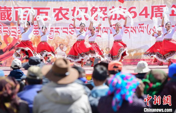 圖為(wei) 墨竹工卡縣龍珠崗村，文藝演出現場。　貢嘎來鬆 攝
