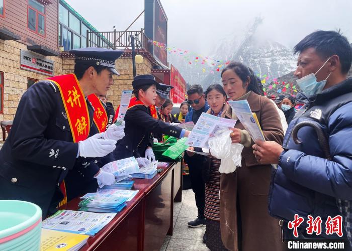 圖為(wei) 山南玉麥邊境派出所民警為(wei) 轄區群眾(zhong) 發放法律知識宣傳(chuan) 單。　鍾鑫 　攝