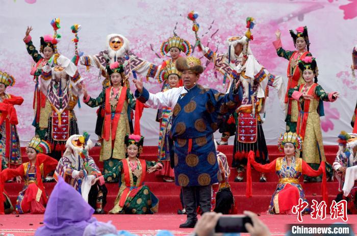 3月28日，西藏林芝第二十屆桃花旅遊文化節開幕式上的文藝表演。　李林 攝