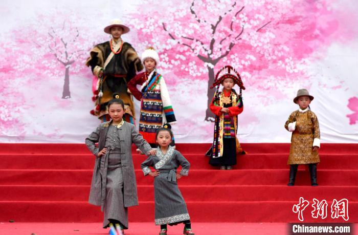 3月28日，西藏林芝第二十屆桃花旅遊文化節開幕式上的文藝表演。　李林 攝