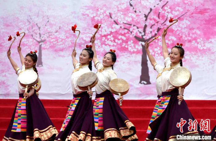 3月28日，西藏林芝第二十屆桃花旅遊文化節開幕式上的文藝表演。　李林 攝