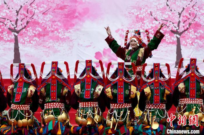 3月28日，西藏林芝第二十屆桃花旅遊文化節開幕式上的文藝表演。　李林 攝