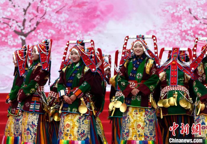 3月28日，西藏林芝第二十屆桃花旅遊文化節開幕式上的文藝表演。　李林 攝