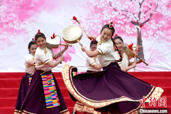 3月28日，西藏林芝第二十屆桃花旅遊文化節開幕式上的文藝表演。　李林 攝