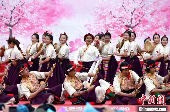 3月28日，西藏林芝第二十屆桃花旅遊文化節開幕式上的文藝表演。　李林 攝