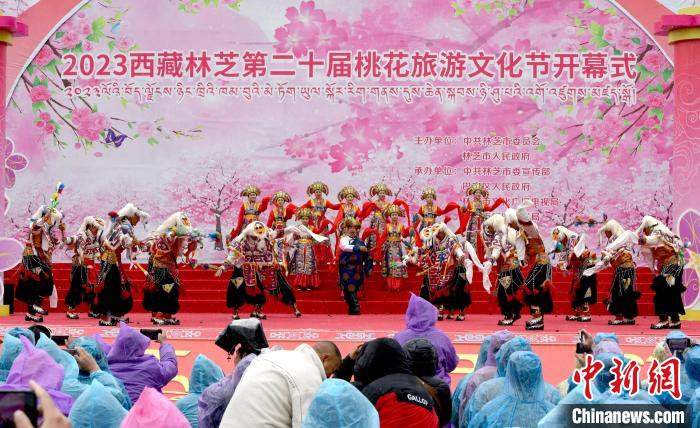 3月28日，西藏林芝第二十屆桃花旅遊文化節開幕式上的文藝表演。　李林 攝